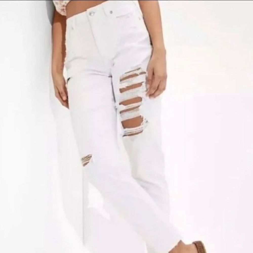 American Eagle Outfitters White Distressed Mom Jeans(Size 4 Long)
